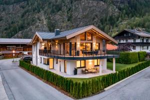 朗根费尔德Alpenchalet Tirol的山中大房子的家