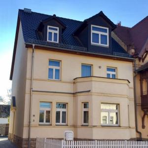 桑格豪森Gästehaus Ritter & Pacia, Ferienwohnung 2. Etage的黑色屋顶的大型黄色房屋