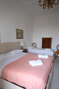 罗马Interno 7的两张位于酒店客房的床,配有毛巾