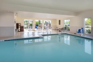 里诺雷诺/塔霍机场凯悦普雷斯酒店的大楼内一个蓝色的大型游泳池