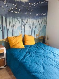 阿克斯莱泰尔姆Spacieux logement Ax-les-thermes的一间卧室配有蓝色的床,上面有两只鹿