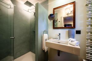 阿罗萨阿罗萨家园酒店的一间带水槽、淋浴和镜子的浴室
