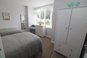 蒂斯河畔斯托克顿The Lodge IHMELB - APARTMENT 4的卧室配有白色梳妆台和1张床