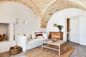 萨维勒特里Masseria Calderisi的客厅配有白色的沙发和桌子