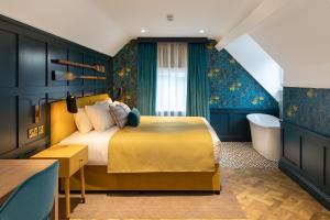 瓦灵福德The Springs Resort & Golf Club的酒店客房配有一张床和浴缸。