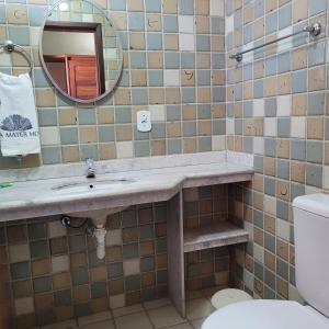 塞古罗港Hotel Terra Mater的一间带水槽、镜子和卫生间的浴室