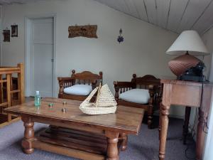 巴拉斯港Hostal Amancay的客厅配有桌椅和台灯