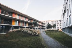 洛桑瑞士科技酒店的一座公寓楼,旁边是两堆草