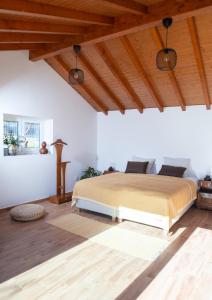 派瓦堡Family Room - Quinta do Mirante的一间卧室设有一张床和木制天花板