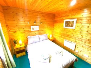 布雷马Braemar Lodge Cabins Not for profit的小木屋内一间卧室,配有一张床