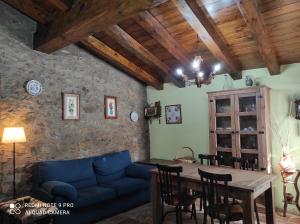 莫雷拉Casa La Querola的客厅配有蓝色的沙发和桌子