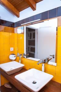 派瓦堡Family Room - Quinta do Mirante的浴室设有2个水槽和镜子