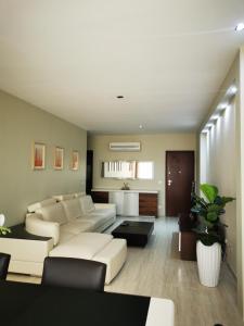 罗安达Apartamento com Vista para a Baía de Luanda的客厅配有沙发和桌子
