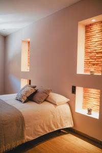 特鲁埃尔Apartamentos Turia Teruel的一间卧室配有一张带两个枕头的床