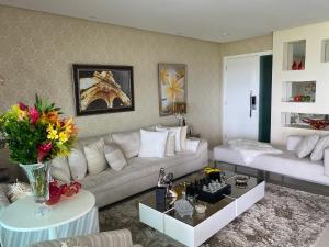萨尔瓦多Apartamento Luxo Le Parc的客厅配有沙发和桌子