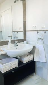 科斯塔巴伦娜CASA BAIANA - Dúplex en Costa Ballena的浴室设有白色水槽和镜子