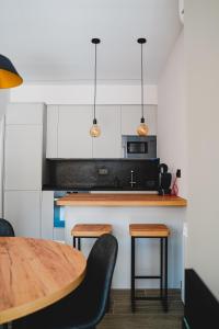 特鲁埃尔Apartamentos Turia Teruel的厨房配有木制台面和桌子