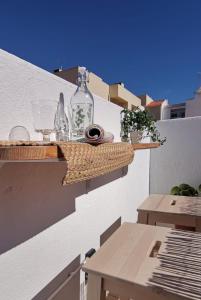 西尔韦斯Algarve house, sun, terrace, views and barbecue的建筑一侧架子上的瓶子