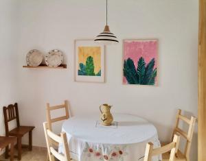 西尔韦斯Algarve house, sun, terrace, views and barbecue的一间用餐室,配有一张桌子和花瓶