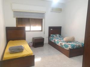 شقة مفروشة فرش فاخر ٣ غرف نوم في طبربور عمان客房内的一张或多张床位