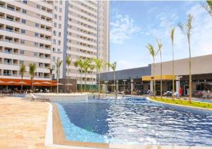 奥林匹亚Solar das Águas Park Resort Olímpia的一座棕榈树和建筑的大型游泳池