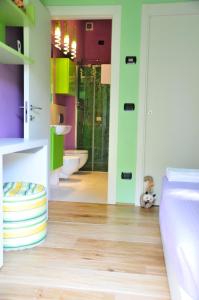 萨尔泰阿诺艾列奇中心酒店的浴室拥有绿色和紫色的墙壁