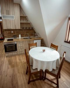 新瓦罗什Vila ZLATARSKA PAHULJA的一间厨房,里面配有桌椅