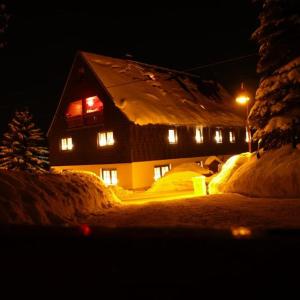 SchlettauFerienwohnungen Schönherr的被雪覆盖的房子