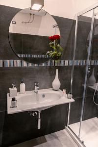 那不勒斯NAPOLI IN BLU MAISON的浴室设有白色水槽和镜子