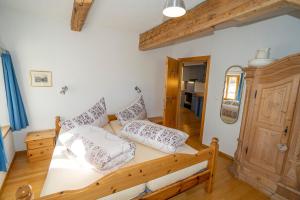 施库尔Apartment Bügl Grond 124的一间卧室配有一张带枕头的木床