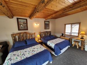 麋鹿城黄石谷酒店 的配有木天花板的客房设有两张床。