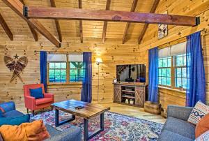 McGaheysvilleMassanutten Resort Log Cabin with Mountain Views!的带沙发和咖啡桌的客厅