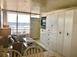 奥蒙德海滩Beachfront Bliss - Suite at Symphony Beach Club的客厅配有白色橱柜,享有海景。