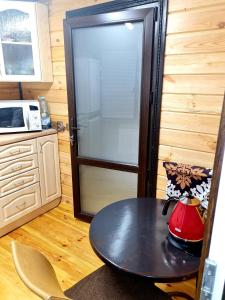 基辅Деревянный 2-х комнатный домик的厨房配有小桌子和冰箱。