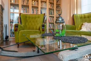 ŻabnicaAgroturystyka Corno Owca的客厅配有绿色沙发和玻璃桌