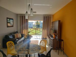 埃斯坦西亚Apart Resort Vila das Águas Veraneio的客厅配有桌子和沙发
