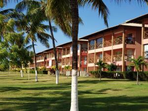 埃斯坦西亚Apart Resort Vila das Águas Veraneio的一座棕榈树建筑
