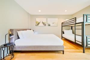 圣地亚哥Pacific Breezes的一间卧室设有两张双层床和梯子