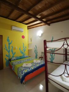比利亚维哈太阳别墅酒店及餐厅的一间带两张双层床的卧室,享有海洋主题