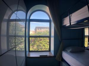 蒙特利尔奥博尔格另类酒店的一间卧室设有窗户,享有建筑的景色