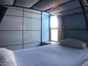 蒙特利尔奥博尔格另类酒店的卧室配有一张大白色床和窗户