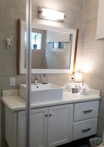 下博克特Mirango Apartments的浴室设有白色水槽和镜子