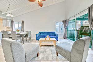 纽波特海滩Groundswell 4 Bedroom的客厅配有蓝色的沙发和桌子