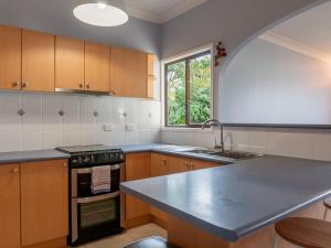 10 Bellgrove Street Sawtell NSW的厨房或小厨房