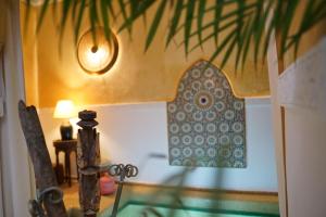 马拉喀什Riad Dama & Spa的配有桌子、窗户和灯的房间