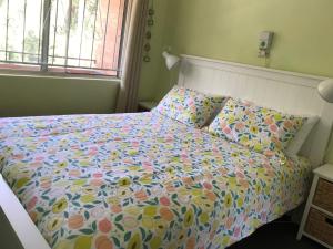萨维特尔沙与海7号度假屋的一间卧室配有一张带花卉棉被的床