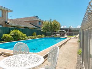 萨维特尔塔玛拉科特度假屋的围栏旁的带桌椅的游泳池