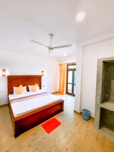 本托塔Villa Paradise Ocean的一间卧室配有一张红色地毯的大床