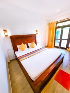 本托塔Villa Paradise Ocean的一间卧室配有带白色床单和黄色枕头的床。