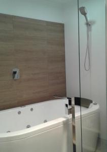 Baw Baw VillageSnow Gum Apartment 2的浴室配有白色浴缸和淋浴。